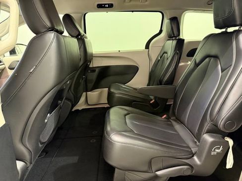 Used 2023 Chrysler Pacifica Touring-L image 23