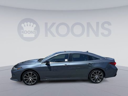 Used 2019 Toyota Avalon XSE w/ All Weather Liner Package FWD image 2