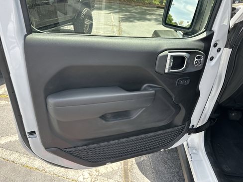 Used 2025 Jeep Wrangler Unlimited Rubicon w/ Convenience Group image 12