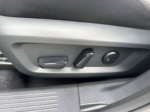 Used 2025 Nissan Rogue SV image 10