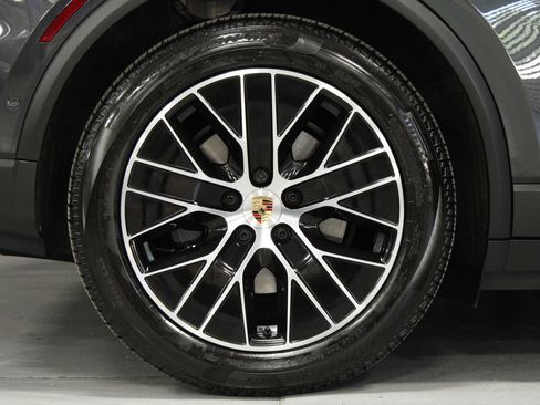 Certified 2025 Porsche Macan 4 Electric AWD/4WD image 9