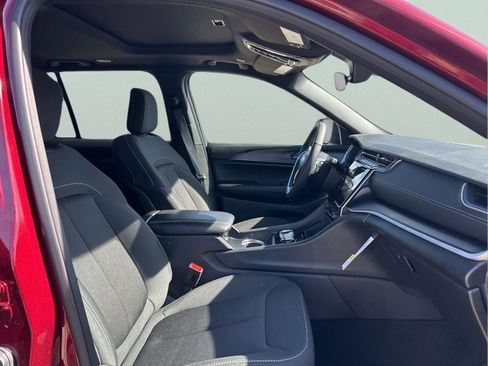 Used 2025 Jeep Grand Cherokee Laredo X w/ Luxury Tech Group I image 30