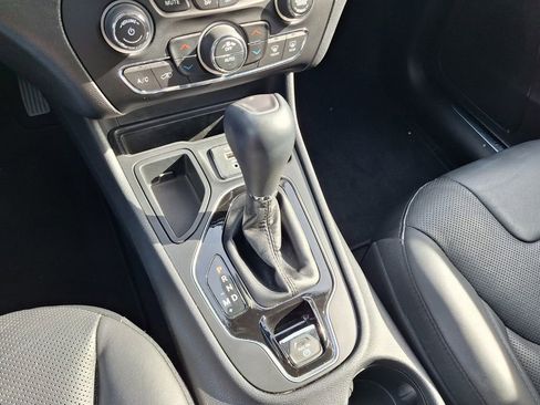 Used 2019 Jeep Cherokee Limited image 13