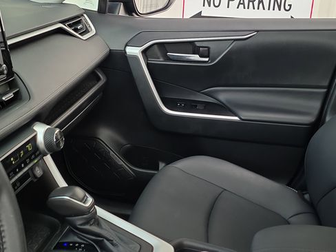 Used 2021 Toyota RAV4 XLE Premium image 27