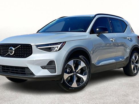 Used 2026 Volvo XC40 B4 Core FWD image 2
