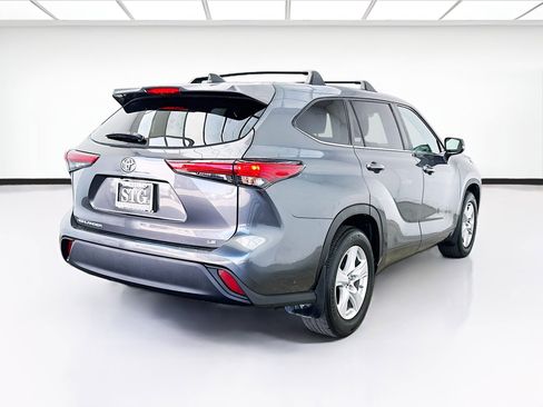 Used 2023 Toyota Highlander LE FWD image 4