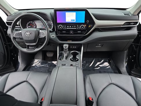 Used 2024 Toyota Highlander XLE FWD image 9