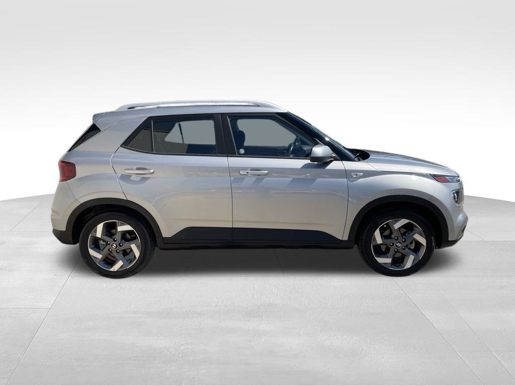 Used 2025 Hyundai Venue SEL FWD image 4