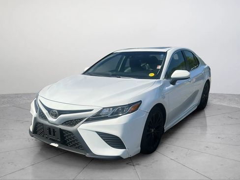Used 2018 Toyota Camry SE w/ Moonroof Package FWD image 9