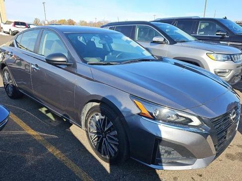 Used 2024 Nissan Altima 2.5 SV image 3