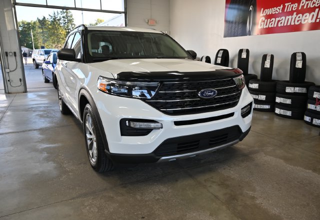 Used 2023 Ford Explorer XLT w/ Equipment Group 202A AWD/4WD image 3