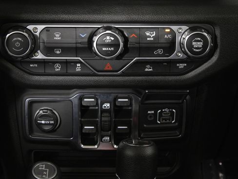 Used 2025 Jeep Gladiator Sport AWD/4WD image 19