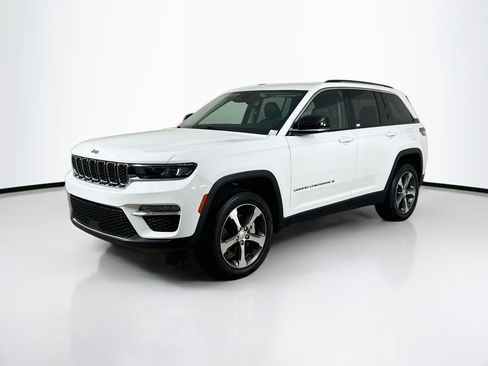 Used 2023 Jeep Grand Cherokee Limited w/ Trailer Tow Prep Group (B) AWD/4WD image 3