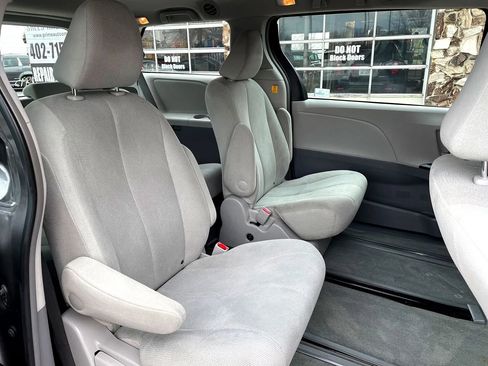Used 2012 Toyota Sienna w/ Towing Pkg FWD image 13