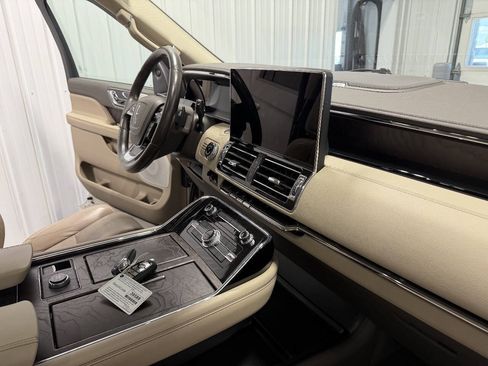 Used 2022 Lincoln Navigator L Reserve AWD/4WD image 29