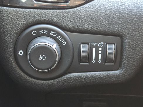 Used 2021 Jeep Cherokee Altitude image 24