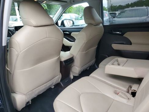 Used 2022 Toyota Highlander XLE FWD image 10