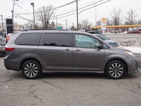 Used 2018 Toyota Sienna XLE w/ XLE Navigation Package image 18