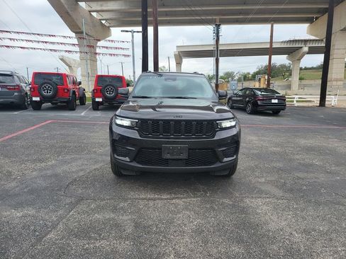 Used 2025 Jeep Grand Cherokee Altitude image 2