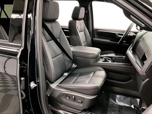 Used 2025 Chevrolet Suburban RST w/ Comfort Package AWD/4WD image 8
