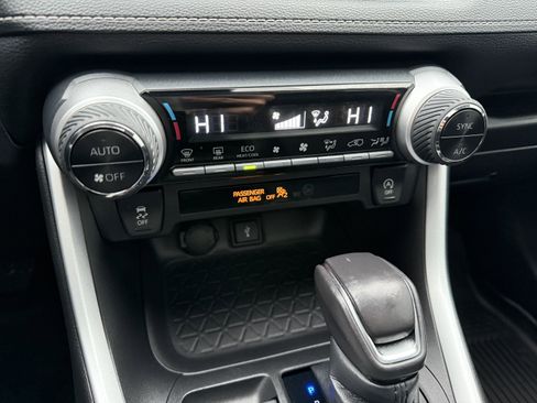 Used 2022 Toyota RAV4 XLE Premium image 25