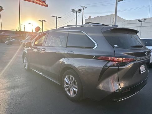 Used 2024 Toyota Sienna Limited FWD image 6