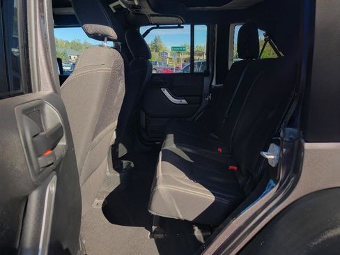 Used 2016 Jeep Wrangler Unlimited Rubicon w/ Connectivity Group AWD/4WD image 10