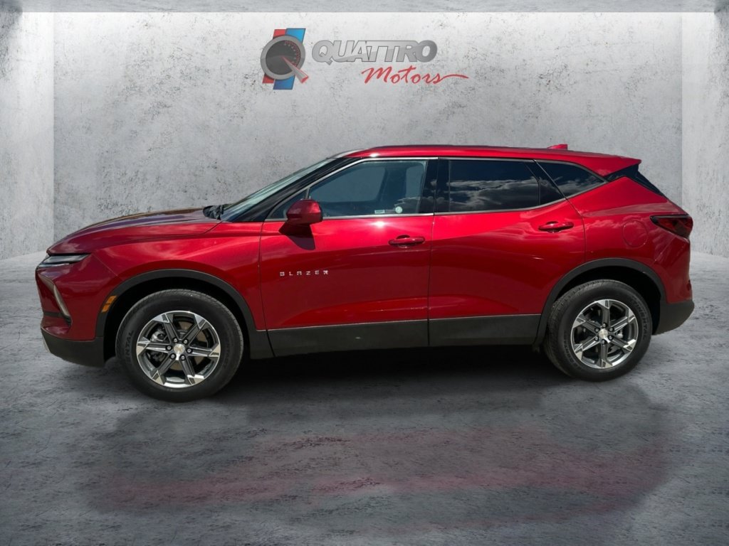 Used 2025 Chevrolet Blazer LT AWD/4WD image 2