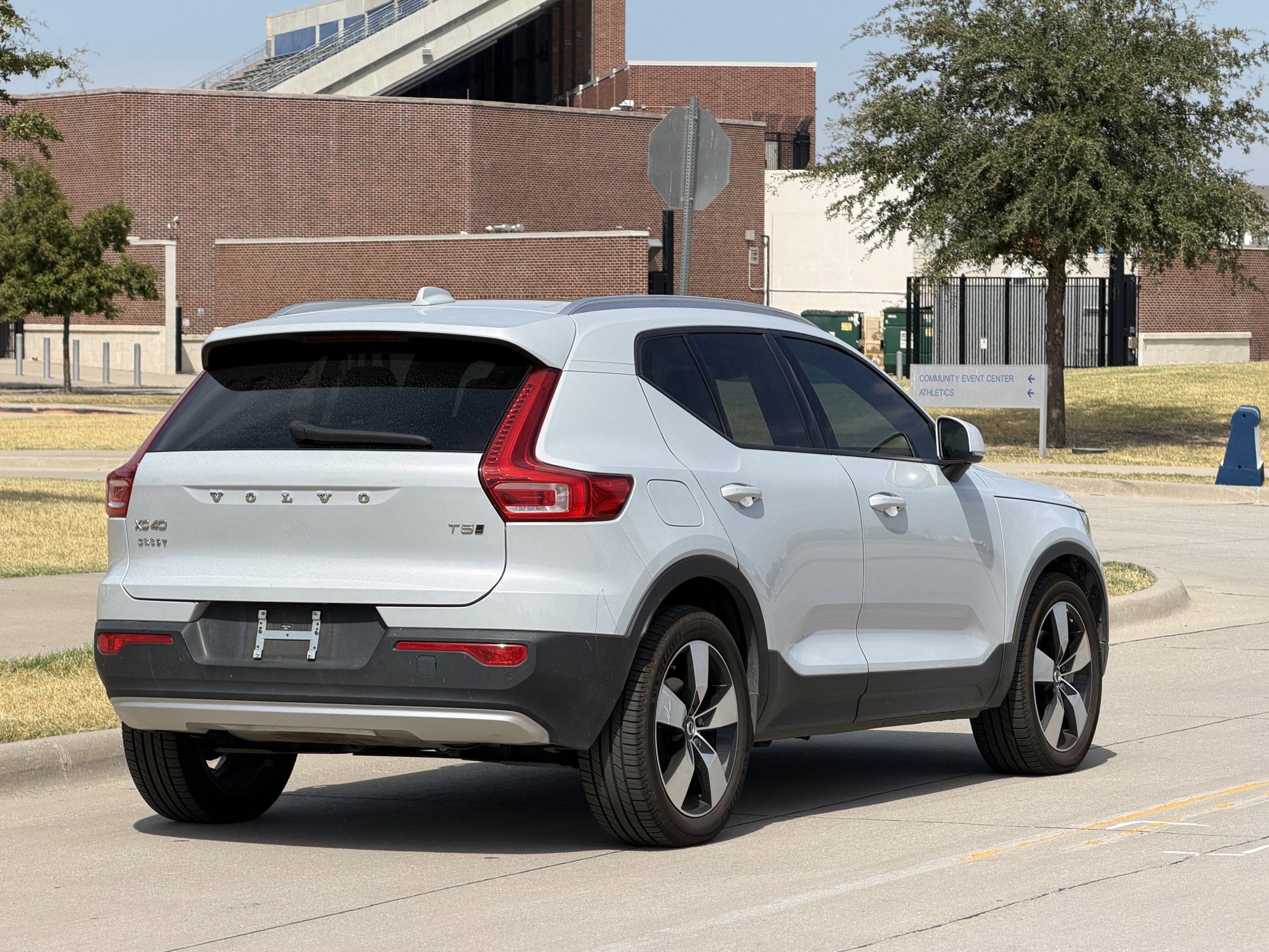 Used 2020 Volvo XC40 T5 Momentum w/ Protection Package Premier AWD/4WD image 4