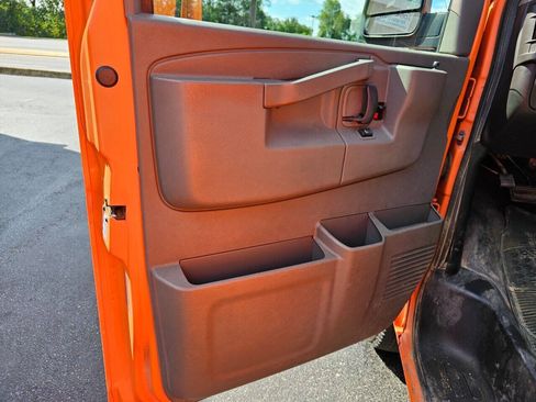 Used 2017 Chevrolet Express 2500 RWD image 15