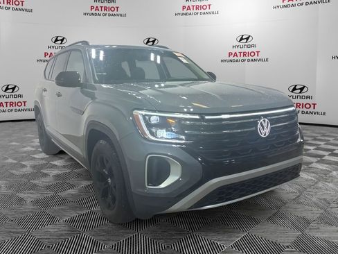 Used 2025 Volkswagen Atlas Peak Edition SE image 1