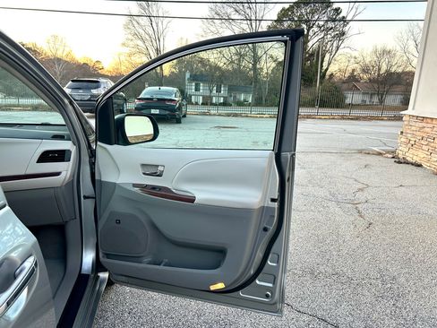 Used 2011 Toyota Sienna XLE image 15