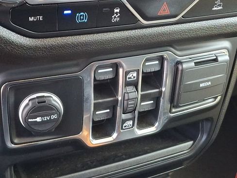 Used 2024 Jeep Wrangler Unlimited AWD/4WD image 15