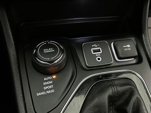 Used 2019 Jeep Cherokee Limited AWD/4WD image 13