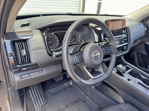 Used 2023 Nissan Pathfinder SV FWD image 12