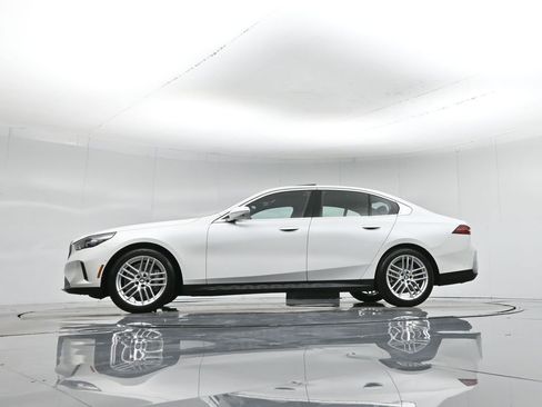 Used 2025 BMW 530i xDrive w/ Premium Package image 8