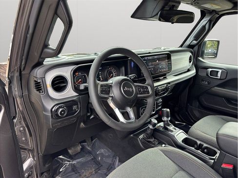 Used 2025 Jeep Wrangler Unlimited Sahara image 6