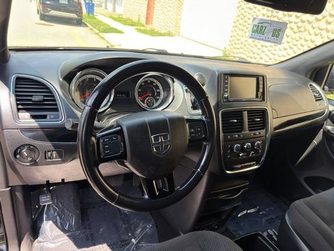 Used 2019 Dodge Grand Caravan SE FWD image 14