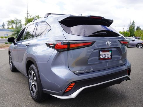 Used 2021 Toyota Highlander XLE FWD image 12