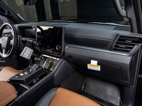 Used 2025 Lexus GX 550 w/ Accessory Package (2T) image 17