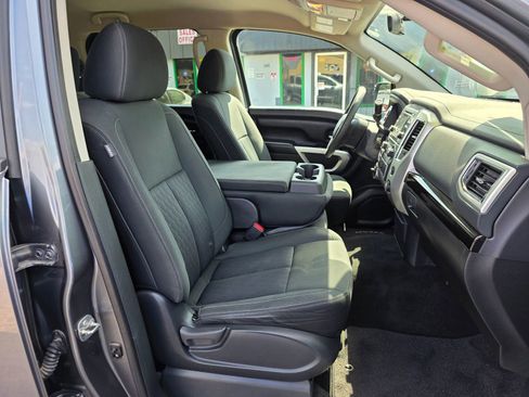 Used 2018 Nissan Titan SV image 12