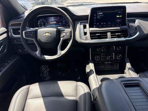 Used 2024 Chevrolet Suburban LT RWD image 18
