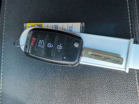Used 2017 Kia Sorento FWD image 33