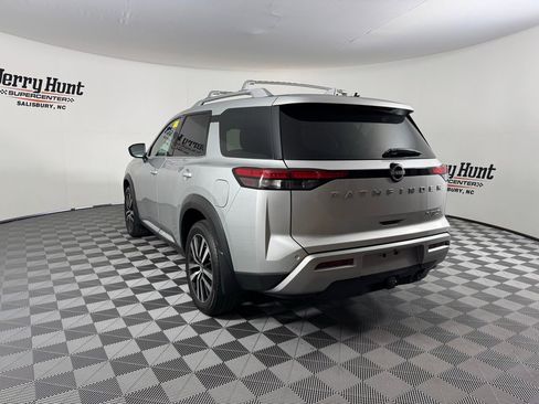 Used 2024 Nissan Pathfinder Platinum image 11