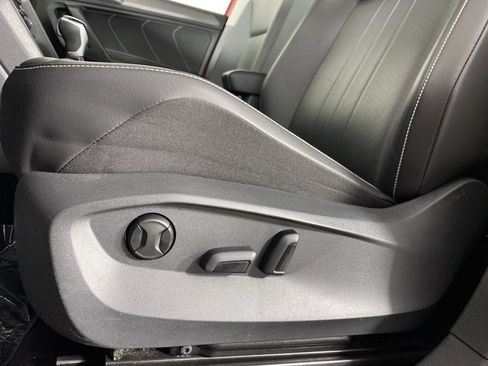 Used 2022 Volkswagen Tiguan SE image 18