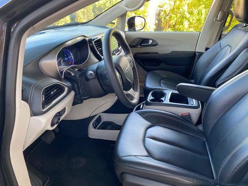 Used 2024 Chrysler Pacifica Limited FWD image 28
