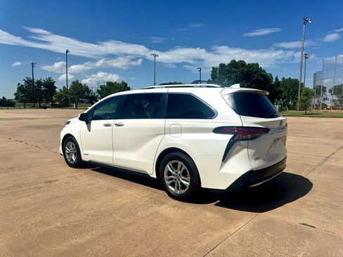 Used 2021 Toyota Sienna Limited image 7