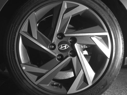 Used 2025 Hyundai Elantra Limited FWD image 14