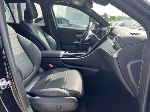 Used 2025 Mercedes-Benz GLC 300 4MATIC image 35