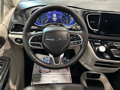 Used 2024 Chrysler Pacifica Touring-L FWD image 26